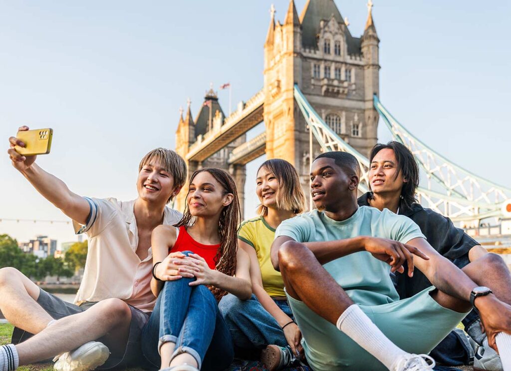 Cheap Group Hostel London - Group at the Tower Bridge area