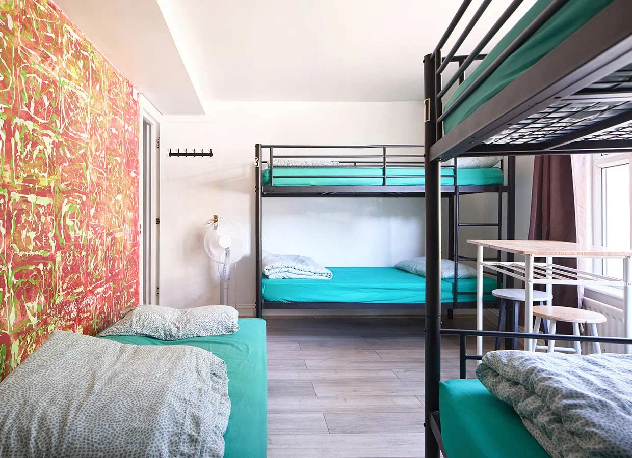 affordable LONDON HOSTEL private rooms